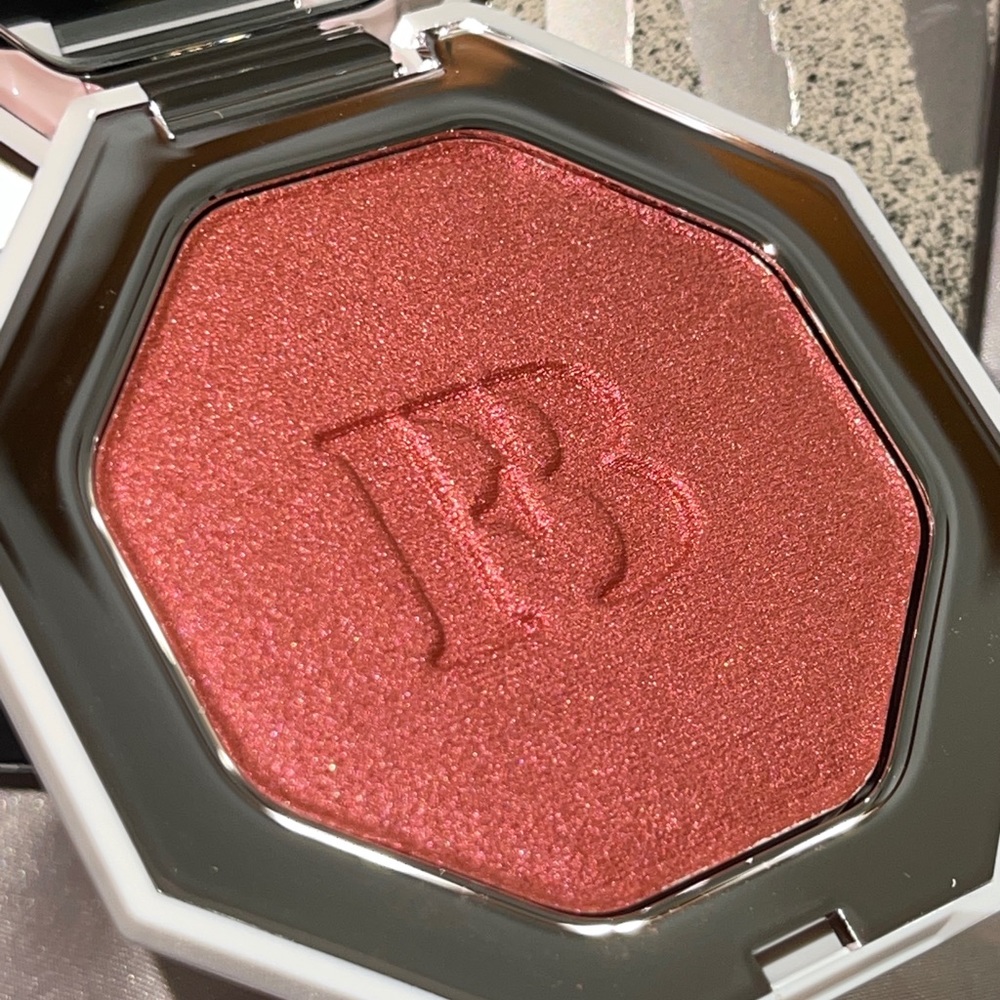 FENTY BEAUTY By Rihanna Killawatt Foil Freestyle Highlighter in Ruby Ric…